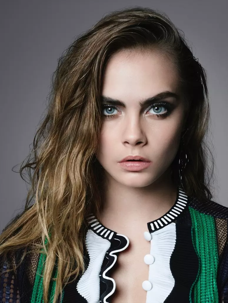 Cara model gaun saka Louis Vuitton ing gambar iki.