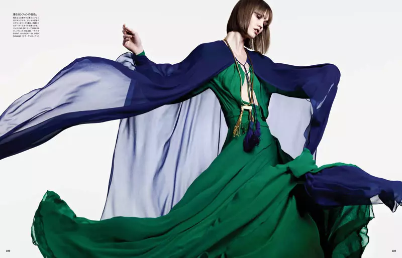 2013 年 6 月，《Vogue》日本版 Karlie Kloss 為 Hedi Slimane 擺姿勢