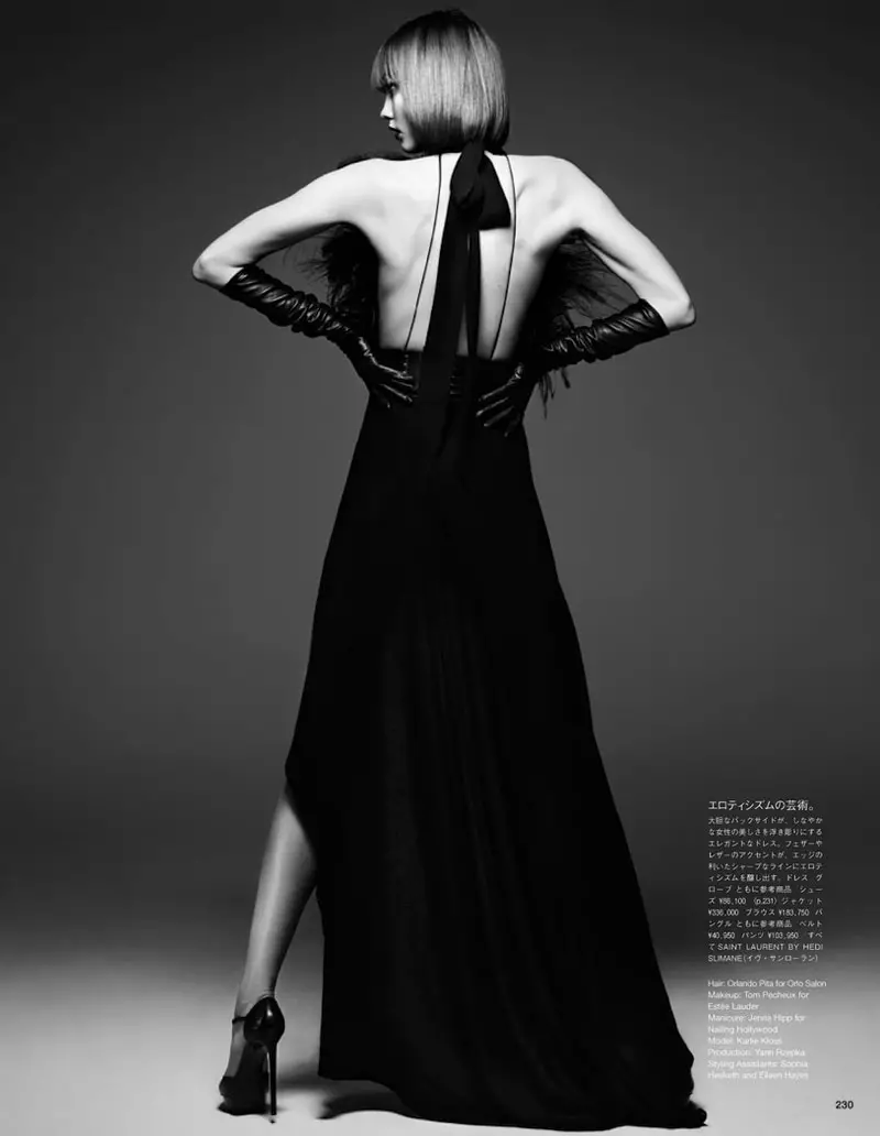 2013 年 6 月，《Vogue》日本版 Karlie Kloss 為 Hedi Slimane 擺姿勢