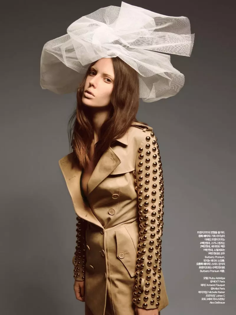 Ruby Aldridge 在 Burberry 中由 Dancian 為 Harper's Bazaar Korea 設計