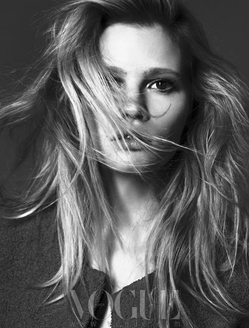 Lara Stone rockar Calvin Klein för Vogue Koreas omslagsfotografering i augusti 2012