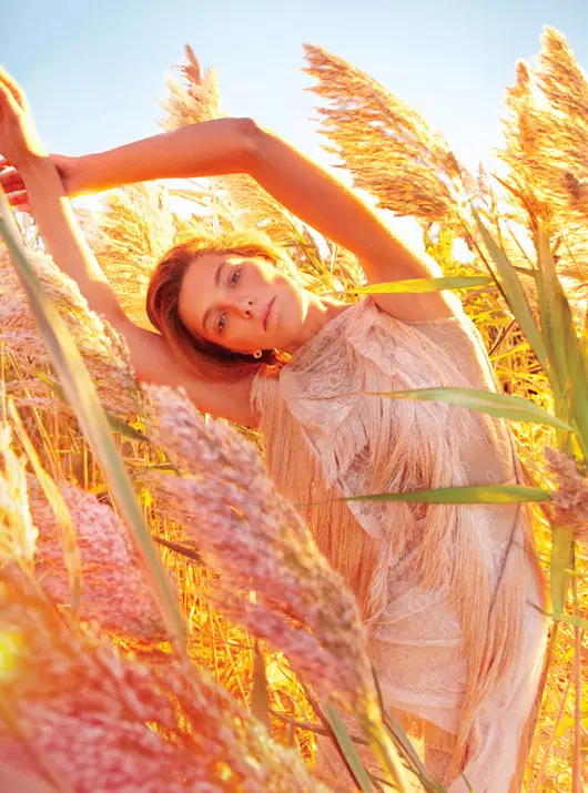 Daria Werbowy yuko Mbinguni Duniani kwa Toleo la Januari la Jarida la W na Ryan McGinley