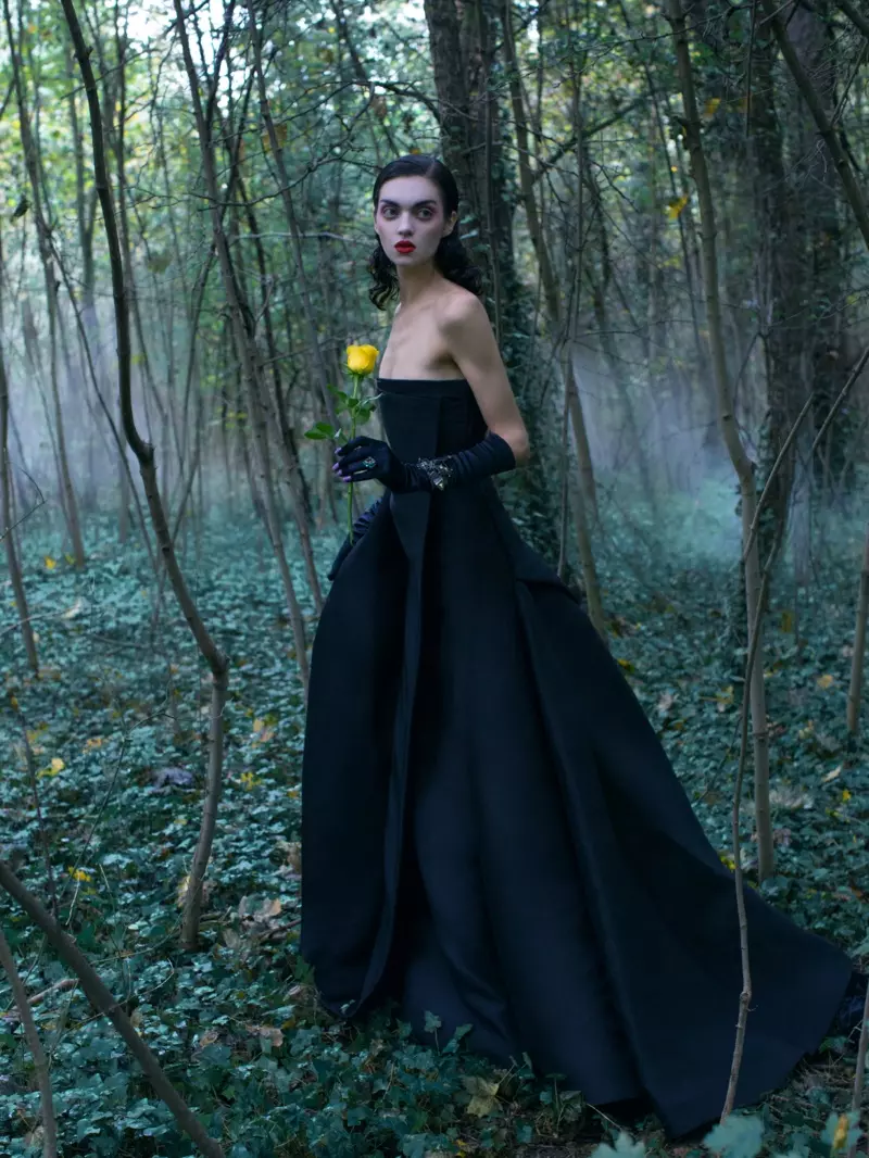 Magda Laguinge enchante en couture pour Jumbo Tsui dans Harper's Bazaar China