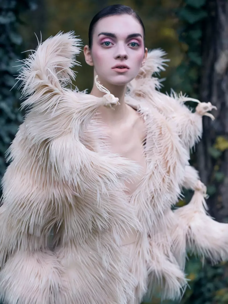 Magda Laguinge yn swyno yn Couture ar gyfer Jumbo Tsui yn Harper's Bazaar Tsieina