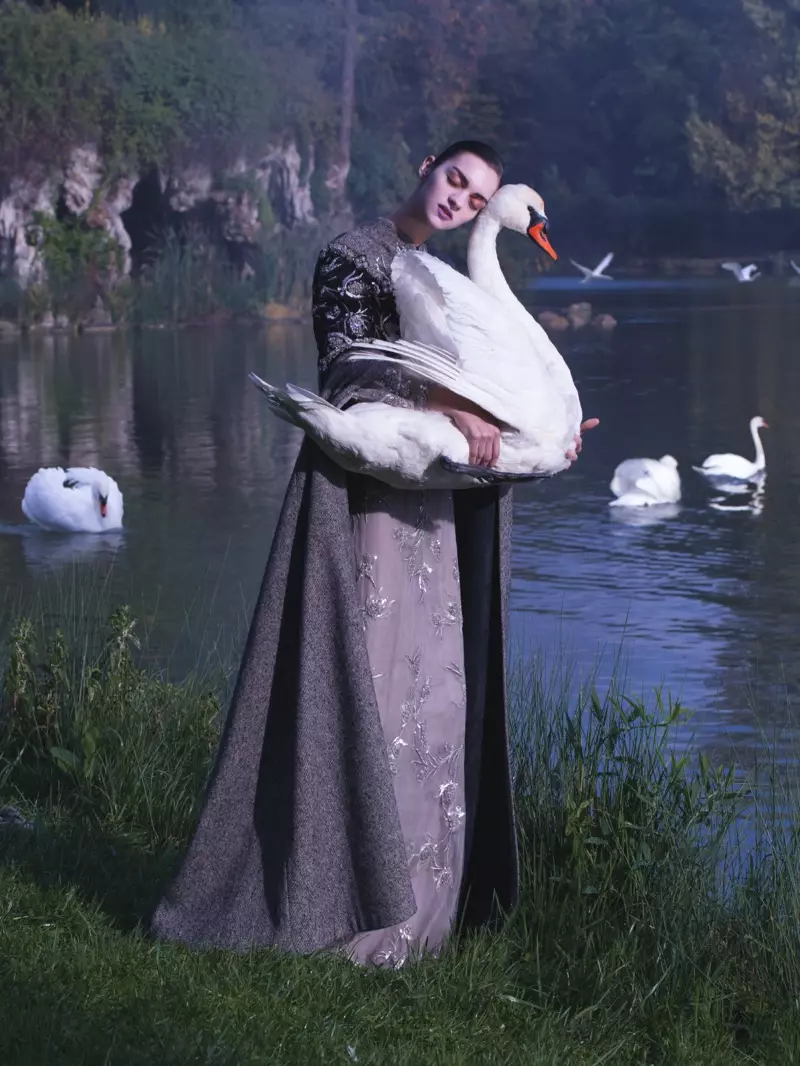 Magda Laguinge Enchants na Couture maka Jumbo Tsui na Harper's Bazaar China