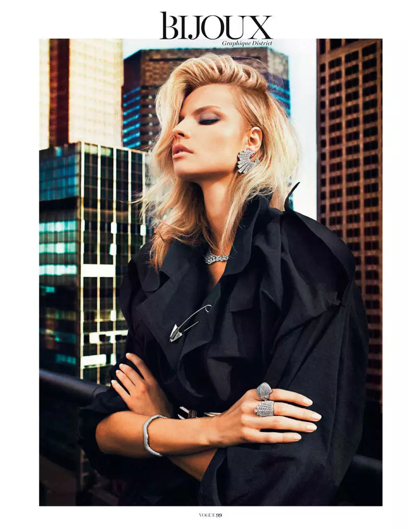 Magdalena Frackowiak Anang'aa kwa Txema Yeste huko Vogue Paris Februari 2013