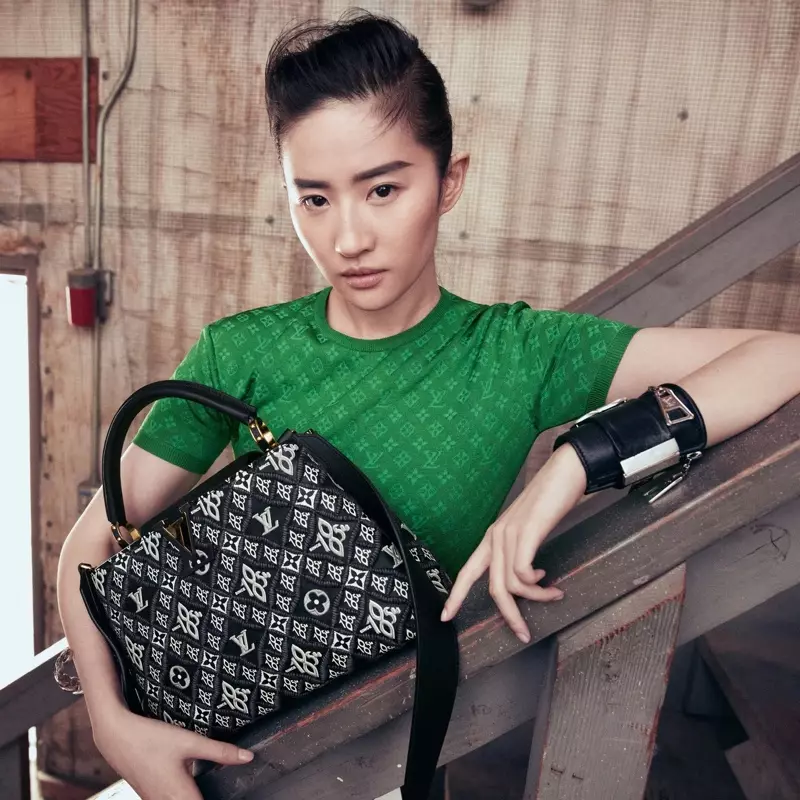 Liu Yifei sy'n serennu yn ymgyrch gwanwyn 2021 Louis Vuitton Capucines.