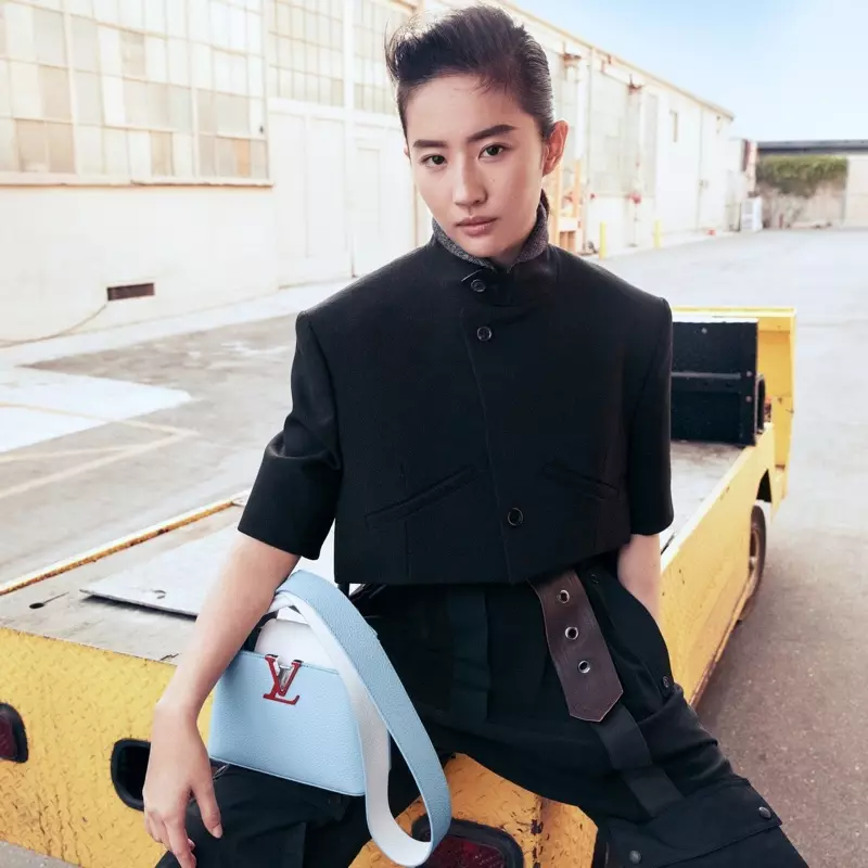 Liu Yifei payuneun kampanye Louis Vuitton Capucines spring 2021 anu nampilkeun kantong dina Olympe Blue.