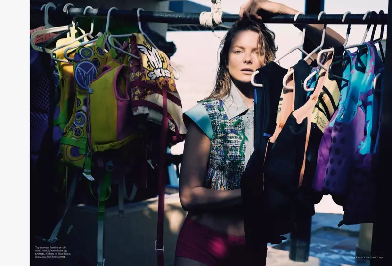 Eniko Mihalik posa en estilos de tempada de praia para Air France Madame