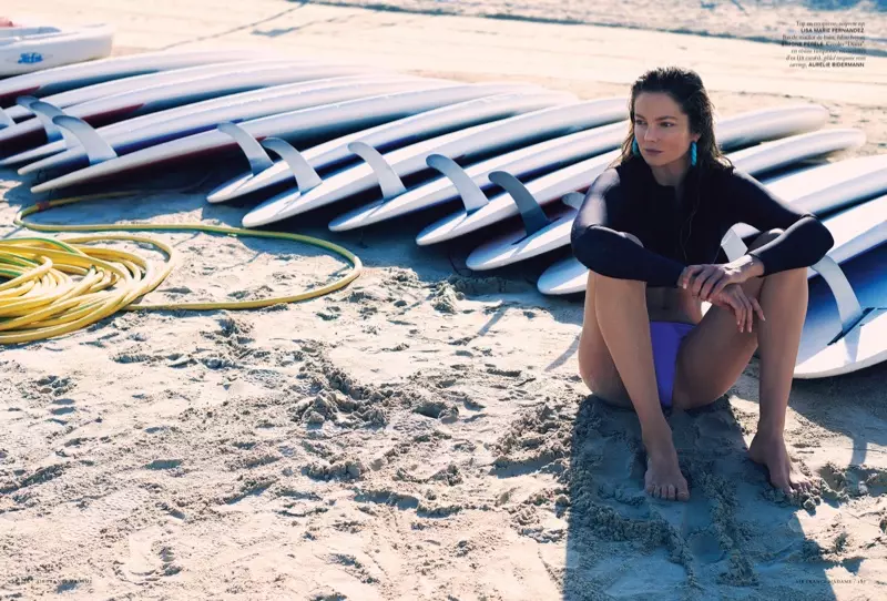 Den Eniko Mihalik poséiert a Beach Season Styles fir Air France Madame