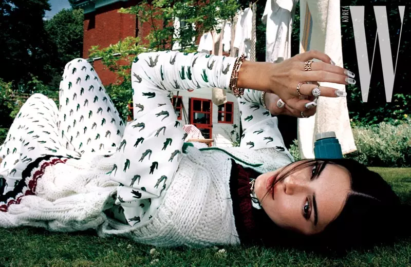 Kendall Jenner Anasimama kwa Mitindo Bora kwa W Korea