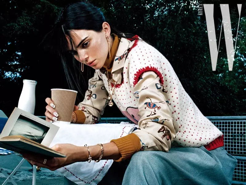 Kendall Jenner W Korea සඳහා කැපී පෙනෙන මෝස්තර වලින් පෙනී සිටියි