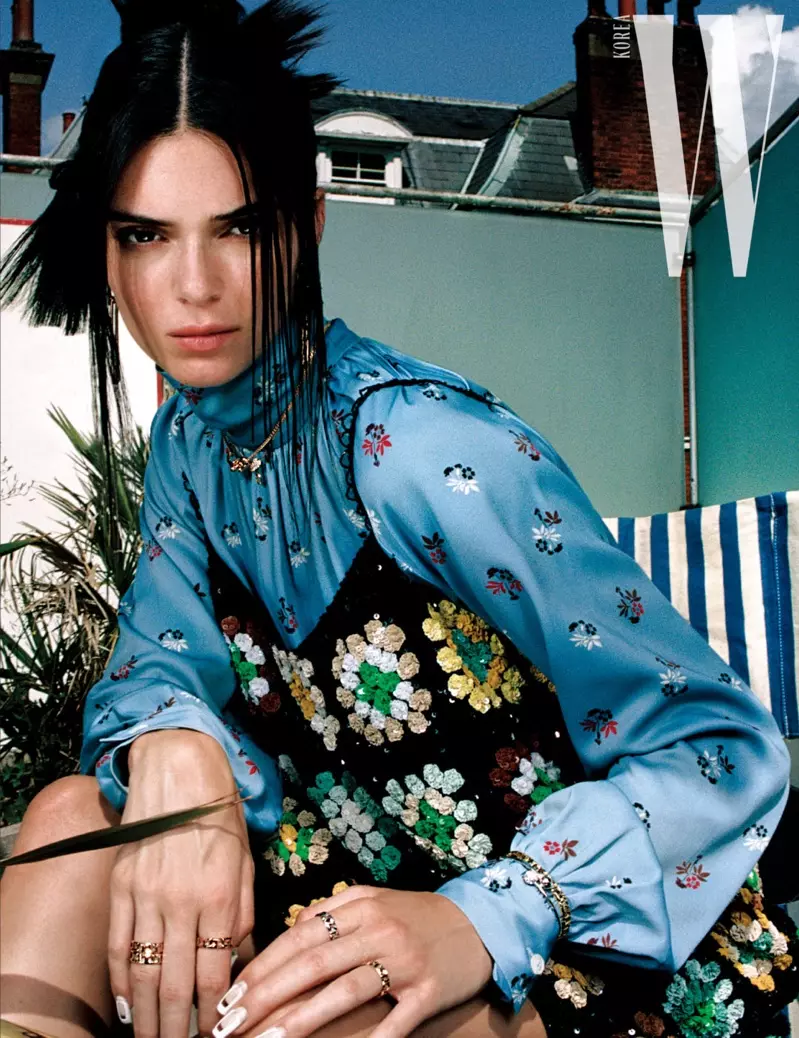 Kendall Jenner Pose dina Gaya Standout pikeun W Korea