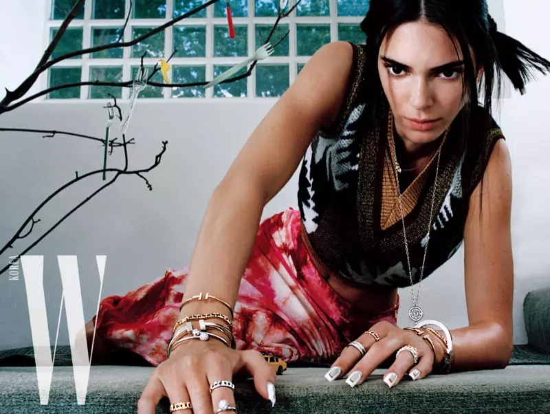 Kendall Jenner Anasimama kwa Mitindo Bora kwa W Korea