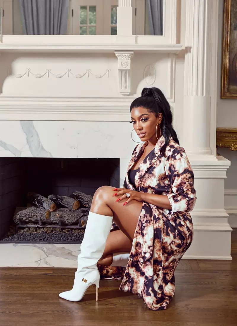 Porsha Williams memakai but putih daripada kerjasama JustFab