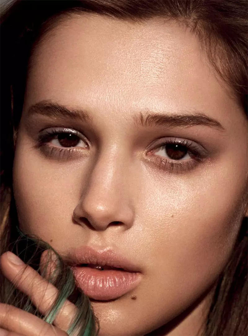 Anais Pouliot 於 2013 年 6 月/7 月在 Russh 中擺姿勢，作者 Ward Ivan Rafik