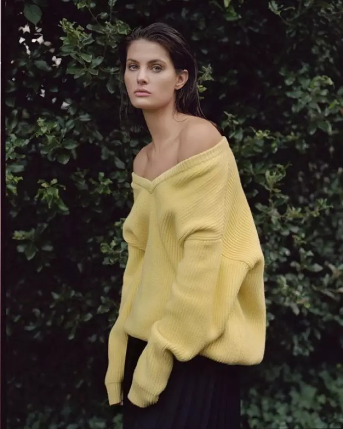 Isabeli Fontana pose dans des looks épurés pour le magazine Russh