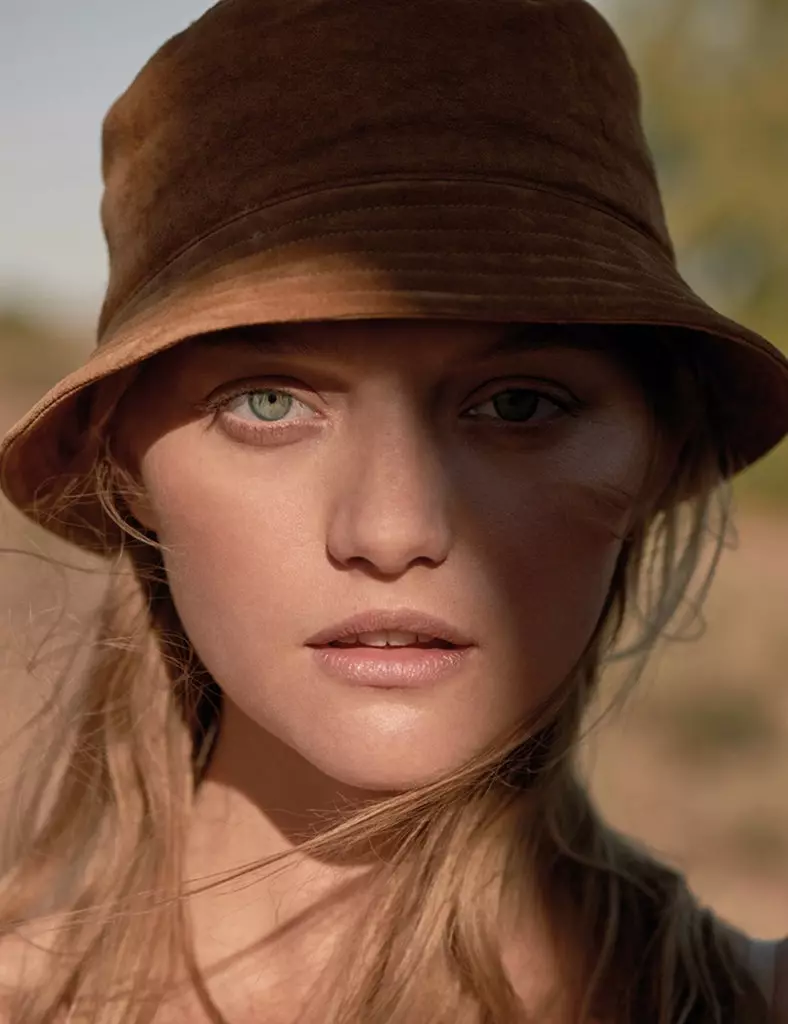 Gemma Ward 是 Russh 封面故事中的自然美人