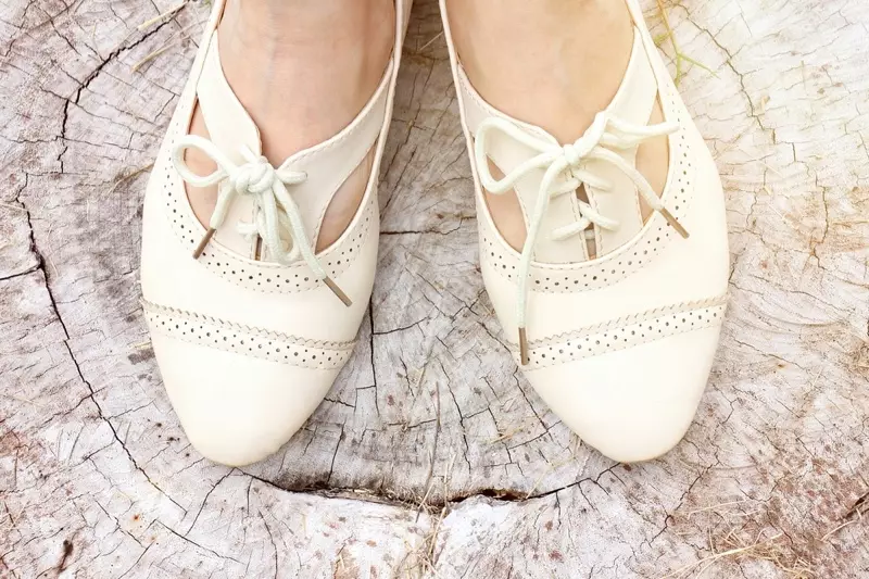 Liaparo tsa Basali tsa Oxford Shoes Flats White Lace-up Detail