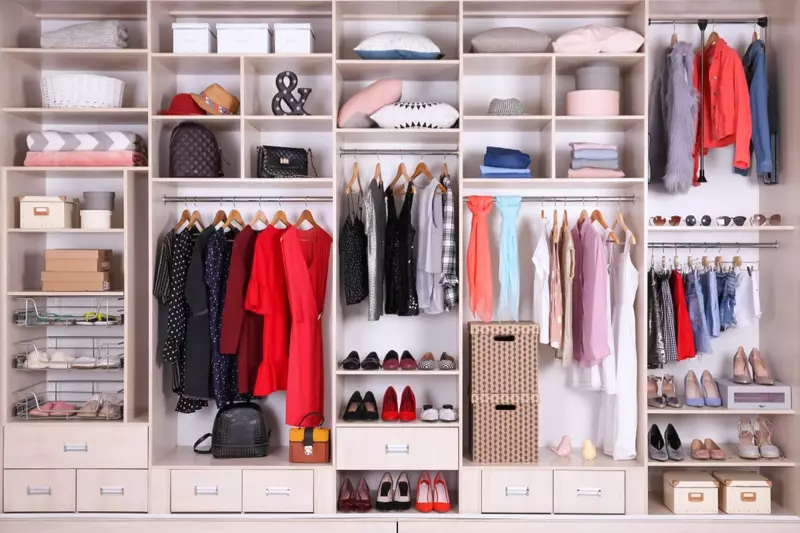 Organisado nga Limpyo nga Closet Shelves Mga Sapatos Gipilo nga mga Sinina