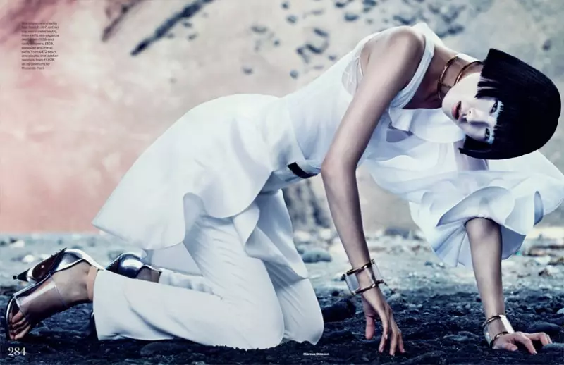 Wang Xiao Dons Gaya Futuristik pikeun Elle UK Maret 2013 ku Marcus Ohlsson