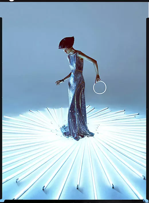 Wang Xiao Lights Up for Harper's Bazaar China Art-ը Չարլզ Գուոյի կողմից