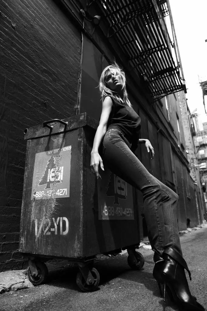 Anja Rubik Poses para sa BLK DNM Portraits ni Johan Lindeberg