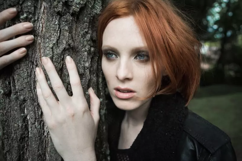 Karen Elson poseer in nuwe BLK DNM-portrette deur Johan Lindeberg