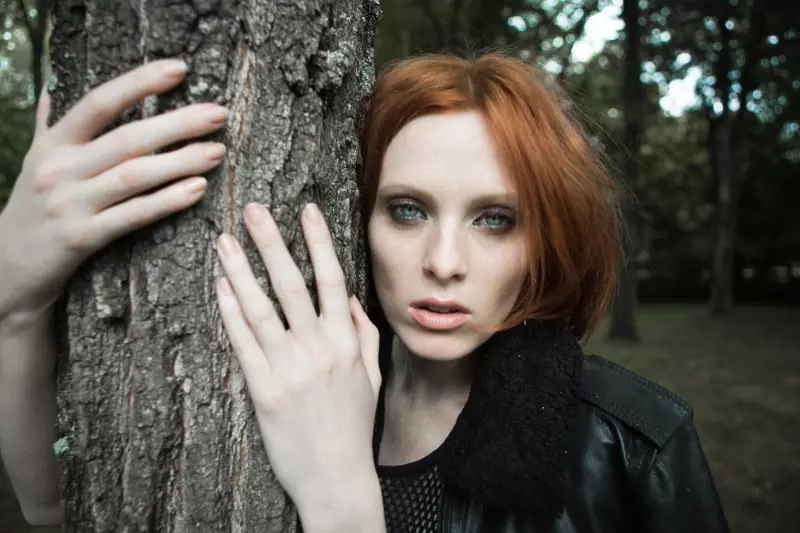 Karen Elson poserar i nya BLK DNM-porträtt av Johan Lindeberg