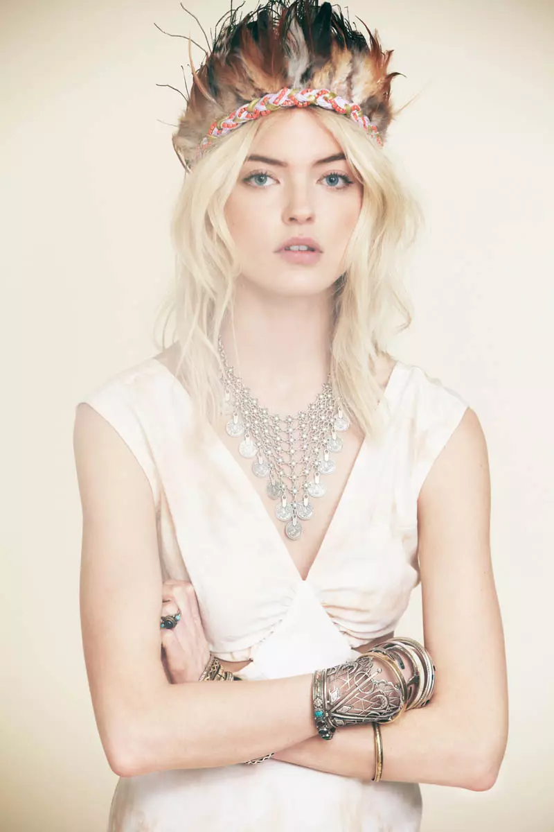 Handa na si Martha Hunt para sa Festival Season sa Free People's New Lookbook