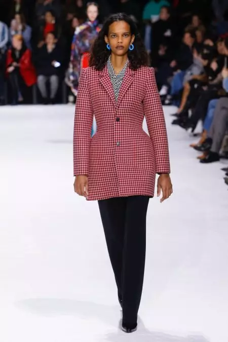 Balenciaga 2018-ci ilin payızına uyğunlaşmaya diqqət yetirir