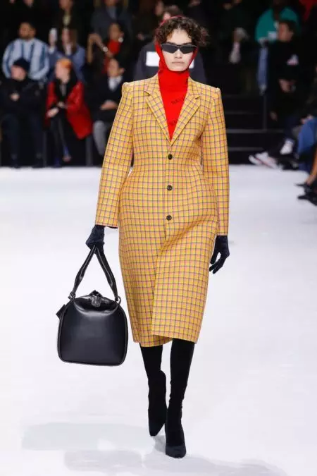 Balenciaga 2018-ci ilin payızına uyğunlaşmaya diqqət yetirir