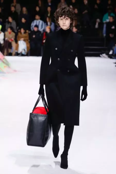 Balenciaga konsantre sou anfòm pou sezon otòn 2018 la