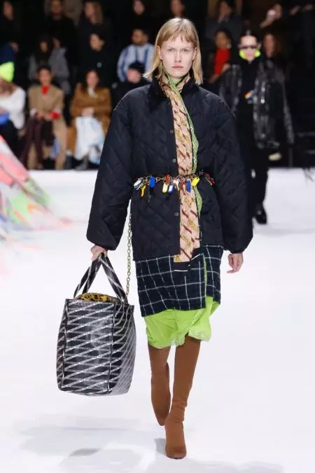 Balenciaga se concentra no ajuste para o outono de 2018