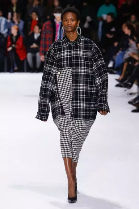 Balenciaga Fit for Fall 2018 پر فوکس کرتا ہے۔