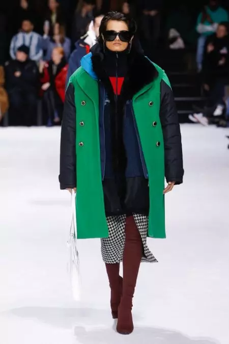 Balenciaga 2018-ci ilin payızına uyğunlaşmaya diqqət yetirir