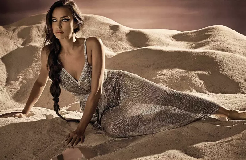 Irina Shayk jẹ Queen ti Desert ni Vogue Mexico