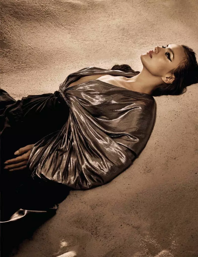 Իրինա Շեյքը անապատի թագուհի է Vogue Mexico-ում
