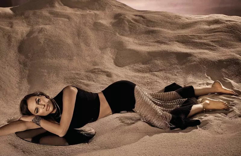 Irina Shayk yog poj huab tais ntawm suab puam hauv Vogue Mexico