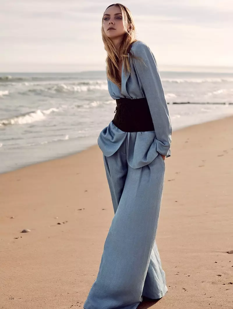 Heather Marks viste un estilo playero relajado para Harper's Bazaar Kazajstán