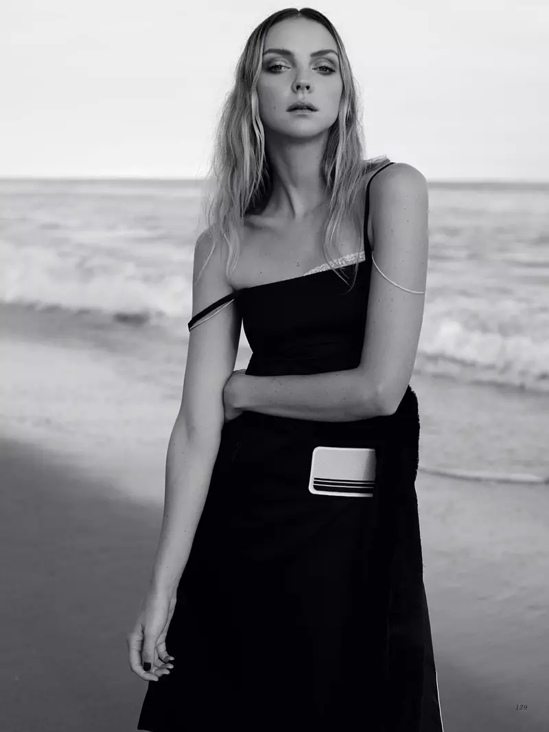 Heather Marks porta un estil de platja relaxat per a Harper's Bazaar Kazakhstan