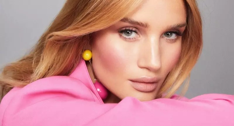 Rosie Huntington-Whiteley mostra un look de maquillaxe natural para Rose Inc.