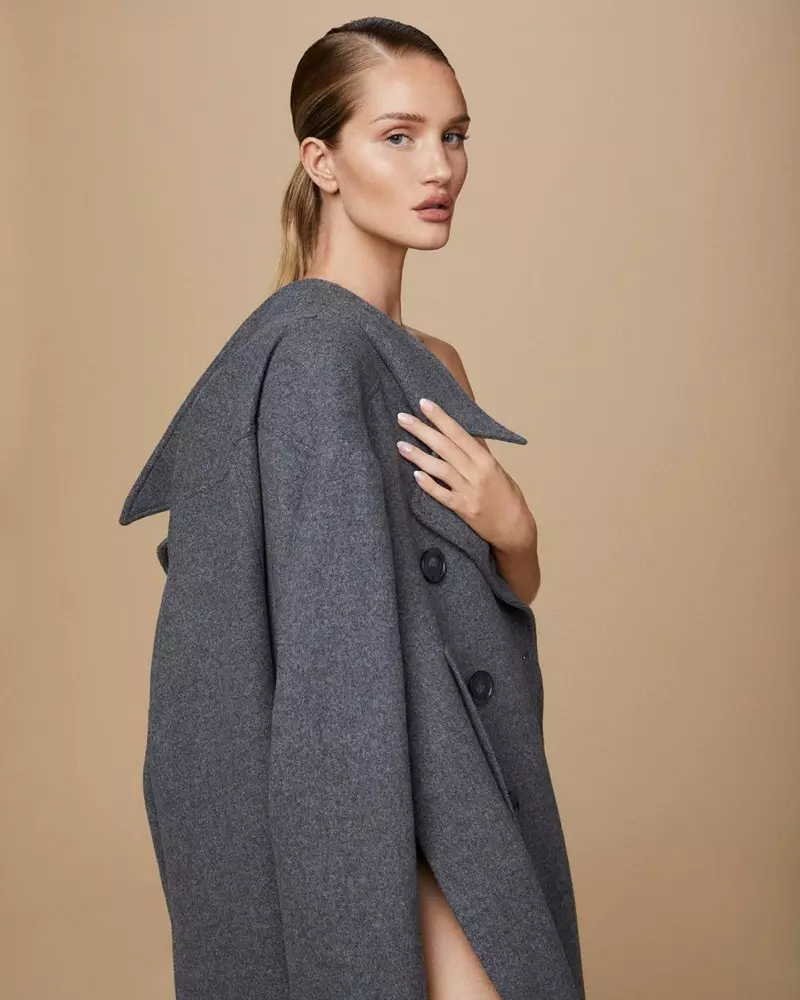 Rosie Huntington-Whiteley duro ni isubu Outerwear fun Sunday Times Style