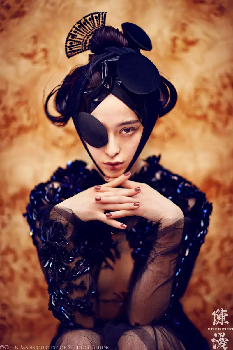 Fan Bingbing i-D’ning 2012-yil kuzi soni uchun bezatilgan uslubda Chen Man uchun suratga tushdi