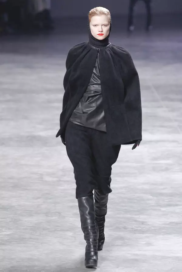 Rick Owens Caij nplooj zeeg 2011 | Paris Fashion Week
