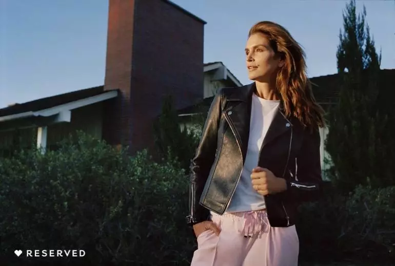 Cindy Crawford indossa una giacca di pelle nella campagna primavera-estate 2018 di Reserved