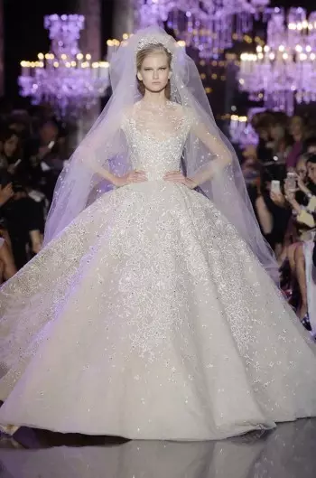 O le Fall Couture Collection a Elie Saab o se Ode i le Aai o le Malamalama