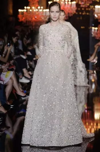 Dem Elie Saab seng Fall Couture Collection ass en Ode un d'Stad vum Liicht