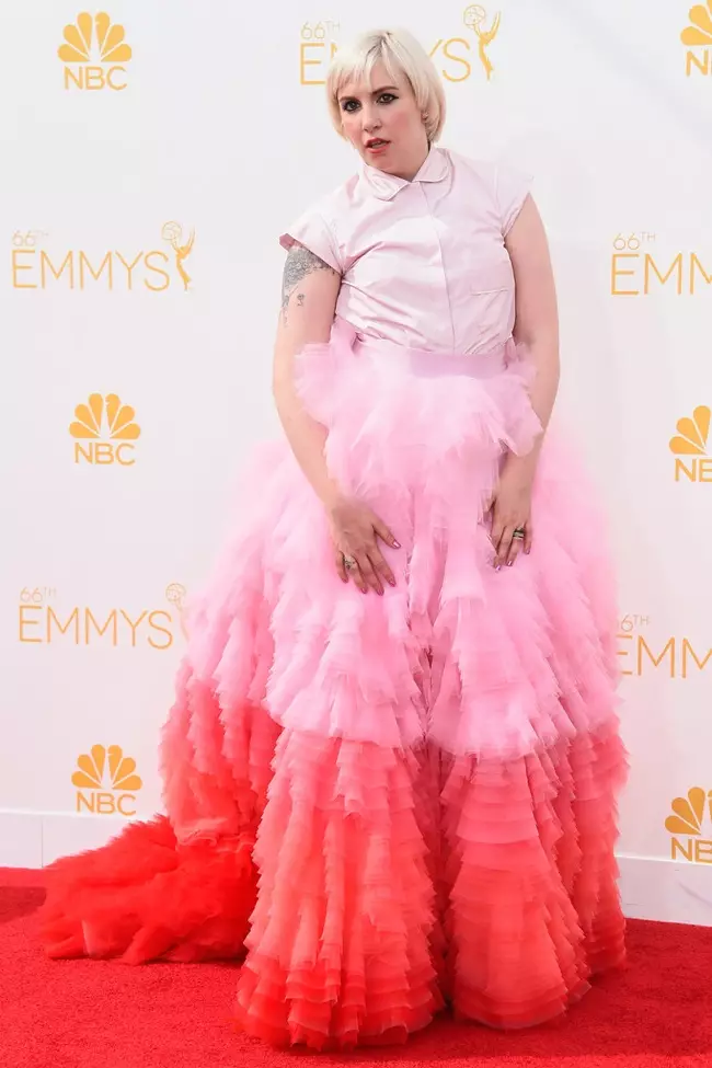 Lena Dunham Emmy-palkinnon punaisella matolla Giambattista Vallin syksyllä 2014 Haute Couturessa