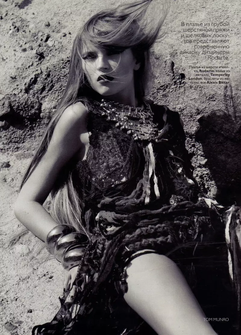 Anabela Belikova & Lula Makaganchuck dening Tom Munro | Vogue Rusia Mei 2010